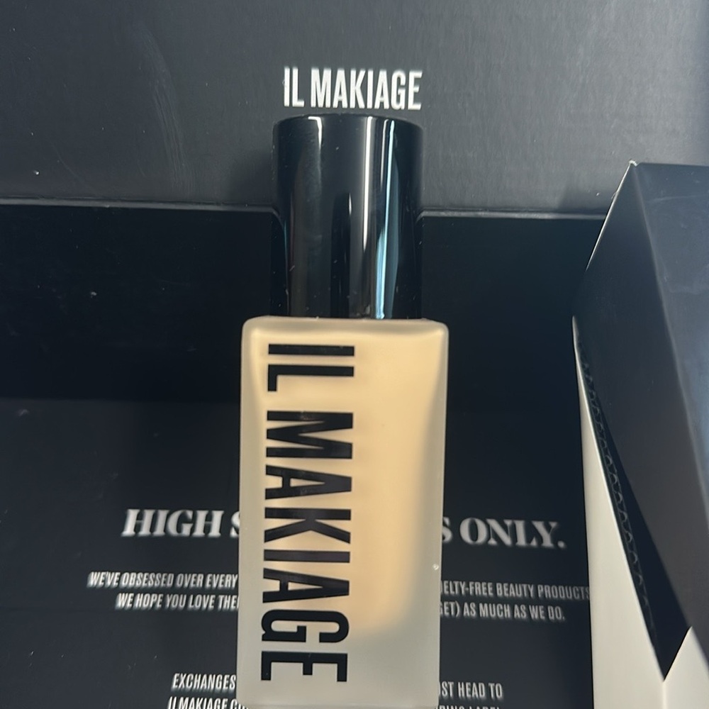 IL MAKIAGE NEW in Box Woke Up Like This Foundation CL40